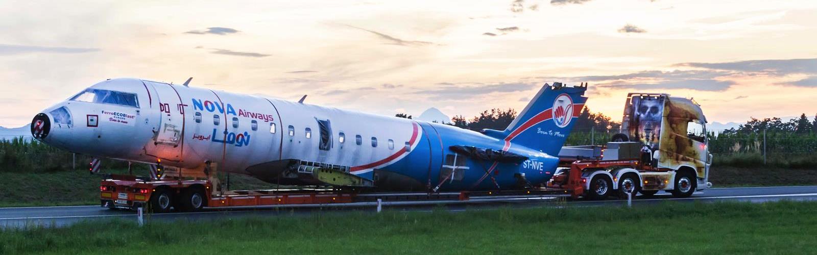 A Bombardier CRJ 200 has been transported on a 2-axle lowbed trailer