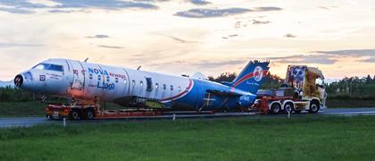 A Bombardier CRJ 200 has been transported on a 2-axle lowbed trailer