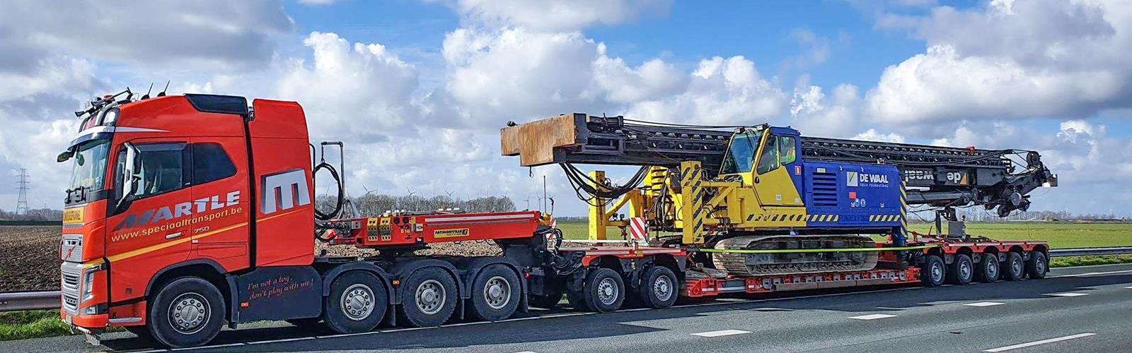 Ce porte-engins permet de transporter des machines de construction, des pelles et des machines de recyclage jusqu'à 100 tonnes et au-delà