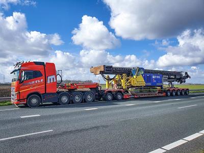 Ce porte-engins permet de transporter des machines de construction, des pelles et des machines de recyclage jusqu'à 100 tonnes et au-delà