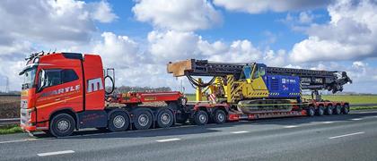 Ce porte-engins permet de transporter des machines de construction, des pelles et des machines de recyclage jusqu'à 100 tonnes et au-delà