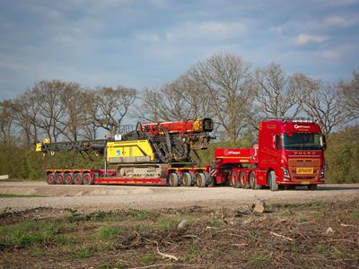 Un porte-engin extra surbaissé et des jantes rouges