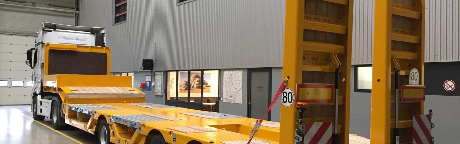 Die Löffelstielmulde, Auffahrrampen und zwei Paar Radmulden machen den Satteltieflader vielseitig im Einsatz
