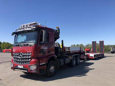 Gemeinsam mit der Mercedes-Sattelzugmaschine samt Ladekran bildet das Gespann einen echten Blickfang.