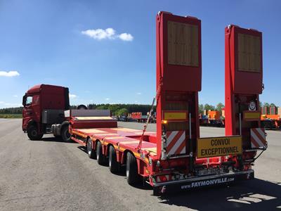 The 4-axle low loader MultiMAX has a 9,200 mm long loading platform that can be extended by additional 2,800 mm.