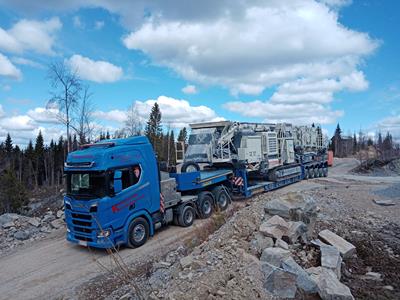 Brechertransport auf Tiefbettauflieger in Finnland