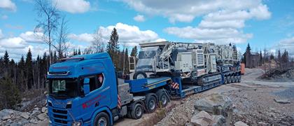 Transport de concasseur sur une semi-remorque-surbaissee en Finlande