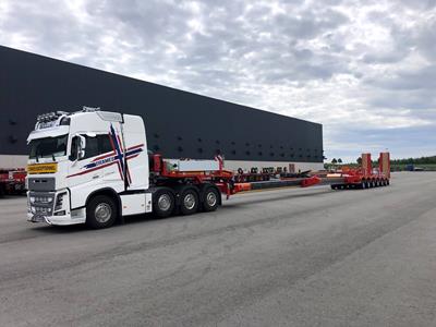 Le col de cygne hydraulique de la semi porte-engin est actif et les rampes doubles renforcées sont démontables avec une adaptation spéciale pour rails afin de charger des véhicules ferroviaires.