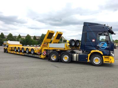 The 5-axle MultiMAX low loader is equipped with double ramps.