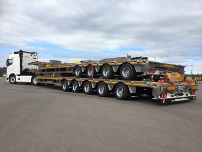 Both vehicles have telescopic loading platforms and can therefore be used to move various machines and industrial goods.