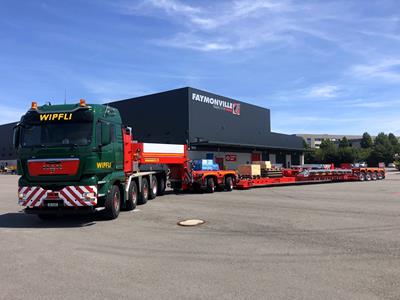 A 2-axle and a 3-axle bogie are coupled to the impressive 10x4 tractor unit, to which a Joker axle unit has also been added.