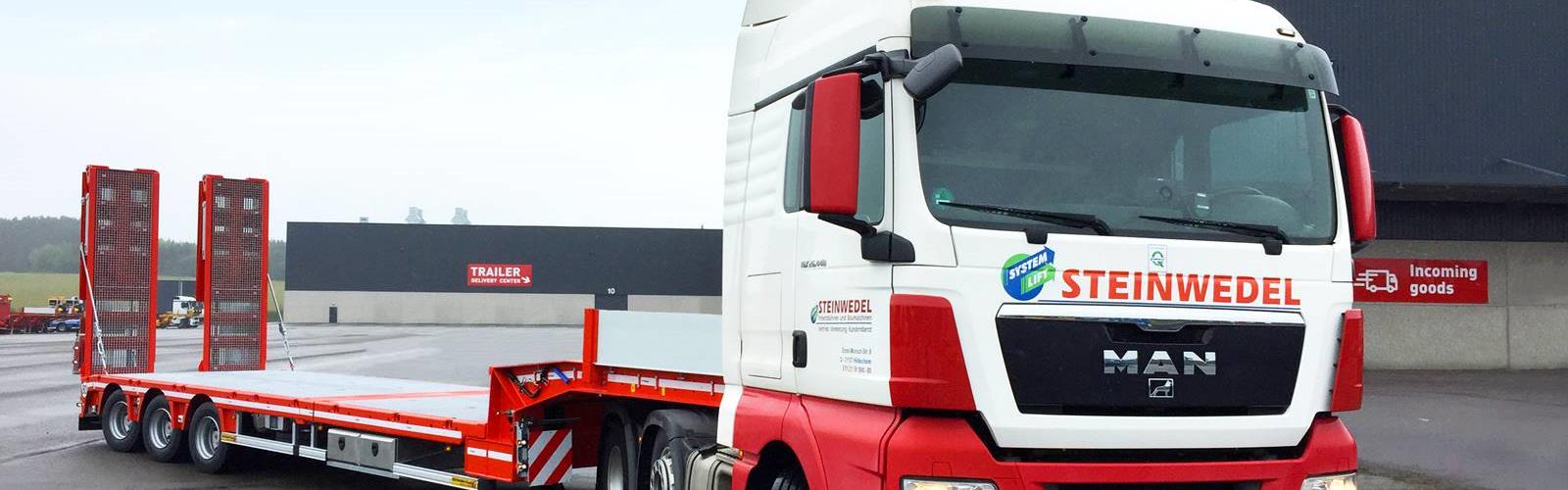 Mit seinem verstärkten Gitterrostboden und dem hydraulischen Hebebett ist der 3-Achs MultiMAX Plus-Tieflader das perfekte Transportmittel für den Arbeitsbühnenbereich.