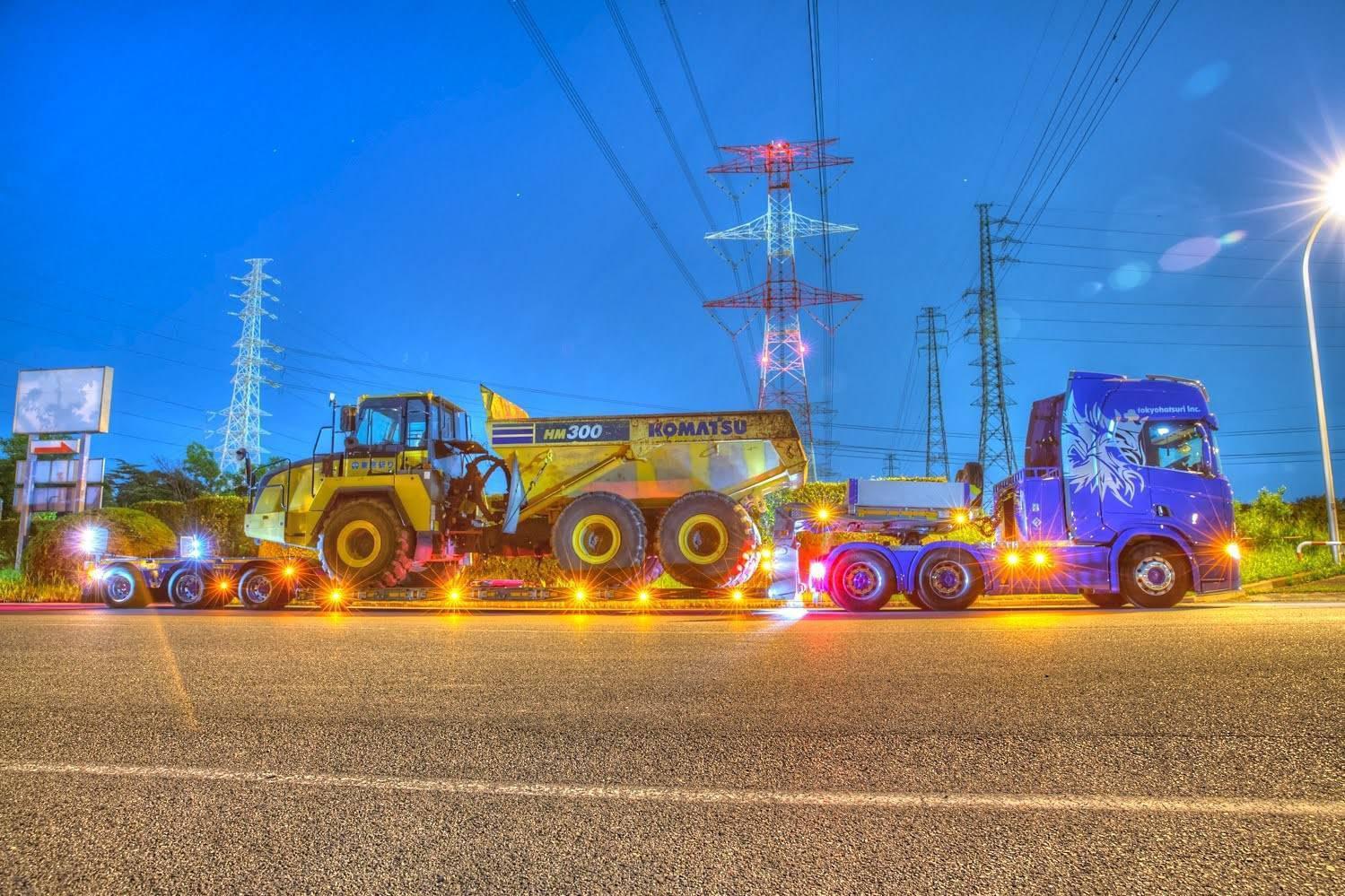 The low bed trailer by Tokyo Hatsuri is equipped with independent wheel suspension by Faymonville called Twin Axle II.