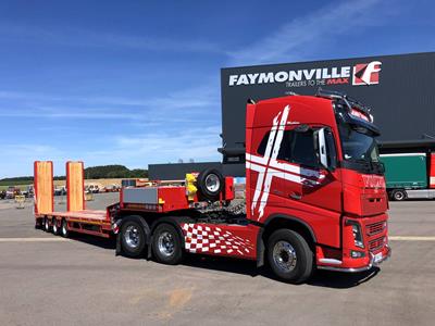 The double ramps with wooden floor of the semi trailer allow safe and efficient loading of tracked machines.