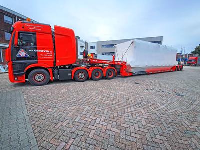 With a loading length of 12.5 m, the white-wrapped freight only partly exhausted the potential of the lowbed