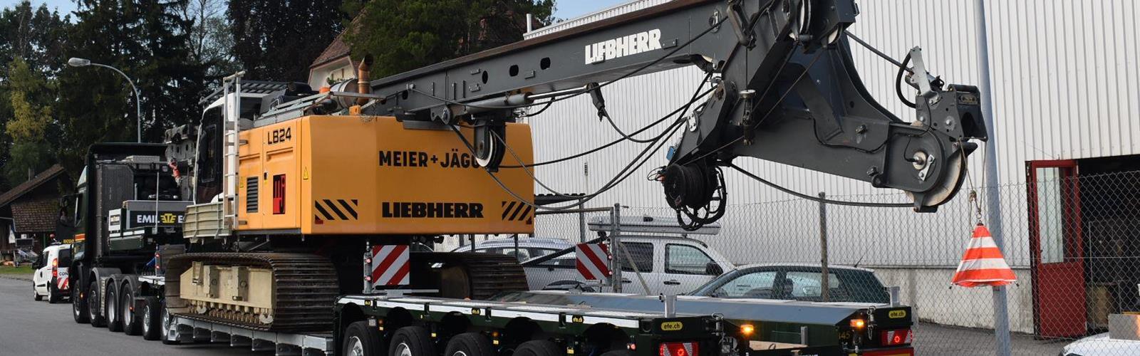 Bei einem der Ersttransporte des Tiefbetts wurde erfolgreich ein Bohrgerät Liebherr LB24 verladen und zum nächsten Einsatzort transportiert.