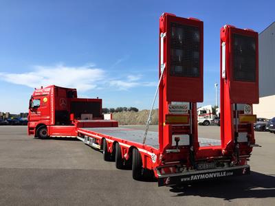 The semi-low loader has numerous lashing points in the vehicle frame, the loading area and on the gooseneck to allow a perfect load securing.