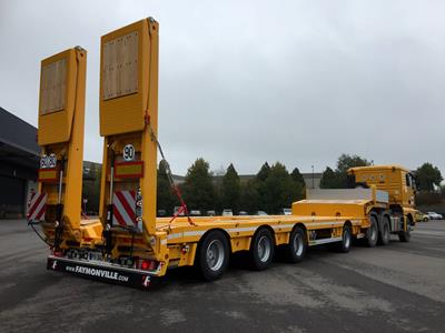 The new 1+3 axle hydraulically steered extendable MultiMAX low loader is equipped with an excavator trough and air suspension.