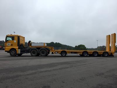 The length of the loading platform of the semi trailer is 8,800 mm and it is technically extendable by 2,800 mm.