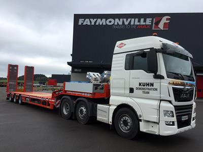 KUHN France renforce son parc d‘un porte-chars surbaissé MultiMAX 3 essieux pour transporter ses machines agricoles vers les clients finaux.