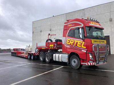 Pour transporter des machines de construction lourdes, le client français mise dès à présent sur une semi-remorque extra-surbaissée 2+5 type VarioMAX.