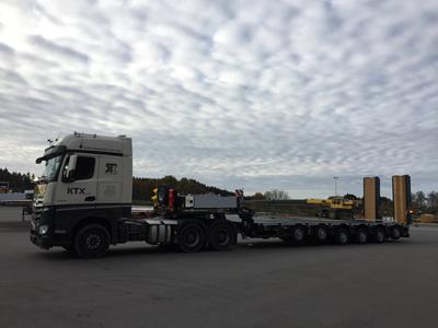 This semi-trailer with a maximum load capacity of 72 t allows a minimum loading height of 790 mm over the entire length of the platform.