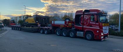 Coesens en route à travers les frontières avec un porte-engins extra-surbaissé 2+5