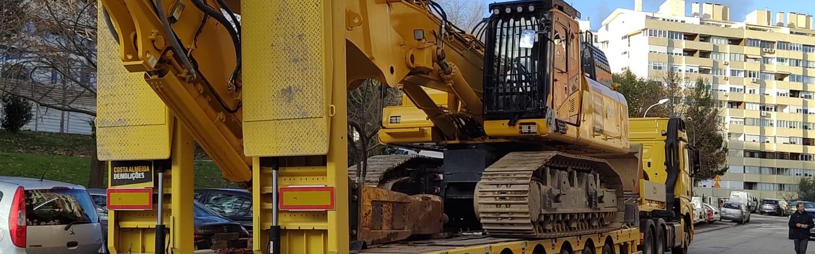 L'entreprise portugaise Costa Almeida demolições a de nombreux longs trajets sur son agenda avec son porte-chars 7 essieux MultiMAX.