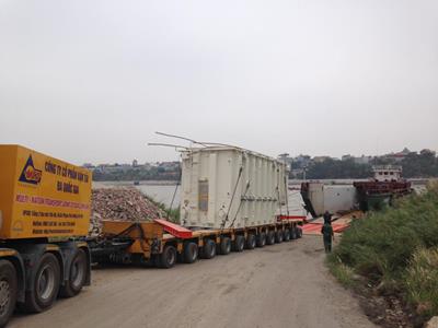 The 9,500 mm long transformer has been transported on a 12-axle ModulMAX combination pulled by a drawbar system.