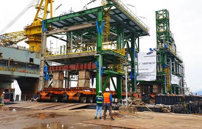 A ModulMAX helps to assemble an offshore drilling platform in Vietnam