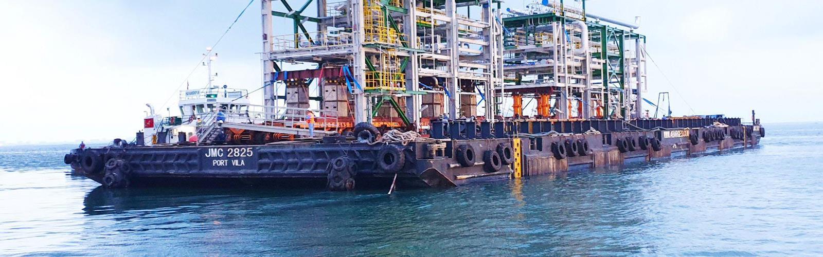 Un véhicule ModulMAX pour la construction d’une plate-forme de forage offshore au Vietnam