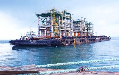 A ModulMAX helps to assemble an offshore drilling platform in Vietnam