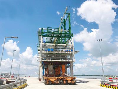 A ModulMAX helps to assemble an offshore drilling platform in Vietnam