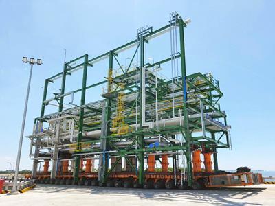 A ModulMAX helps to assemble an offshore drilling platform in Vietnam