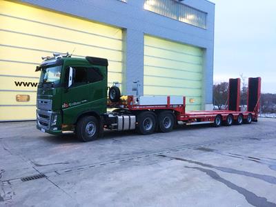 A special feature of the MultiMAX stepframe semi trailer is the hydraulic width adjustment of the loading platform.