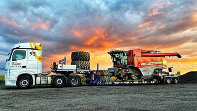 La semi-remorque extra-surbaissée MegaMAX d’une charge utile de 20 à 80 tonnes se caractérise par un col de cygne déboîtable, un plateau extra-surbaissé et un bogie de 1 à 5 essieux.