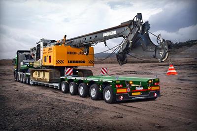 The GigaMAX lowbed trailer with a payload capacity of 30 to 70 tons is characterised by a one- or two-pendle-axle dolly that is attached to the gooseneck.