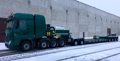 The low bed semi-trailer has a removable loading floor and can be telescopically extended by a further 5,000 mm from its basic length of 8,000 mm.