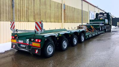 The low dead weight of the low-bed semitrailer in combination with an 8x4 tractor unit provides a legal payload in Germany of 66 tonnes.