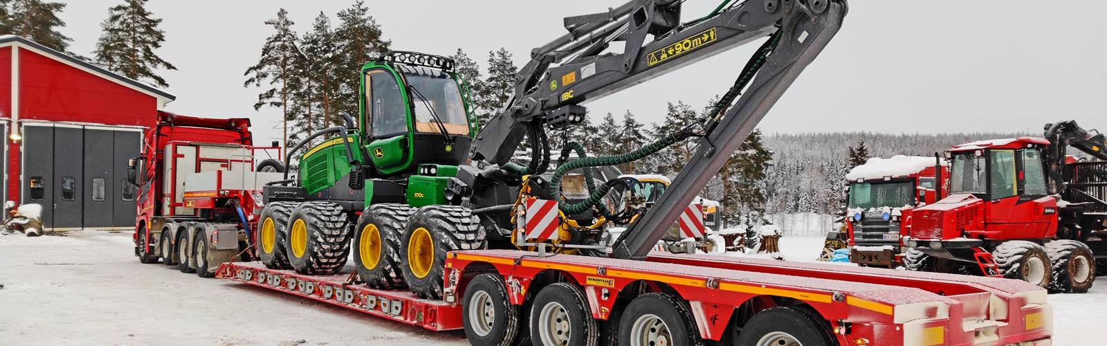 De MegaMAX-diepbedoplegger neemt een centrale rol in bij de transportopdrachten van het Finse bedrijf. Het voertuig mag tot 52 ton nuttig laadvermogen dragen, met een speciale vergunning is dit zelfs