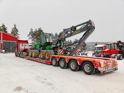 Naczepa niskopodwoziowa MegaMAX odgrywa kluczową rolę w transporcie Finów. Pojazd może przyjąć obciążenie użytkowe do 52 ton, a ze specjalnym zezwoleniem nawet do 67 ton.