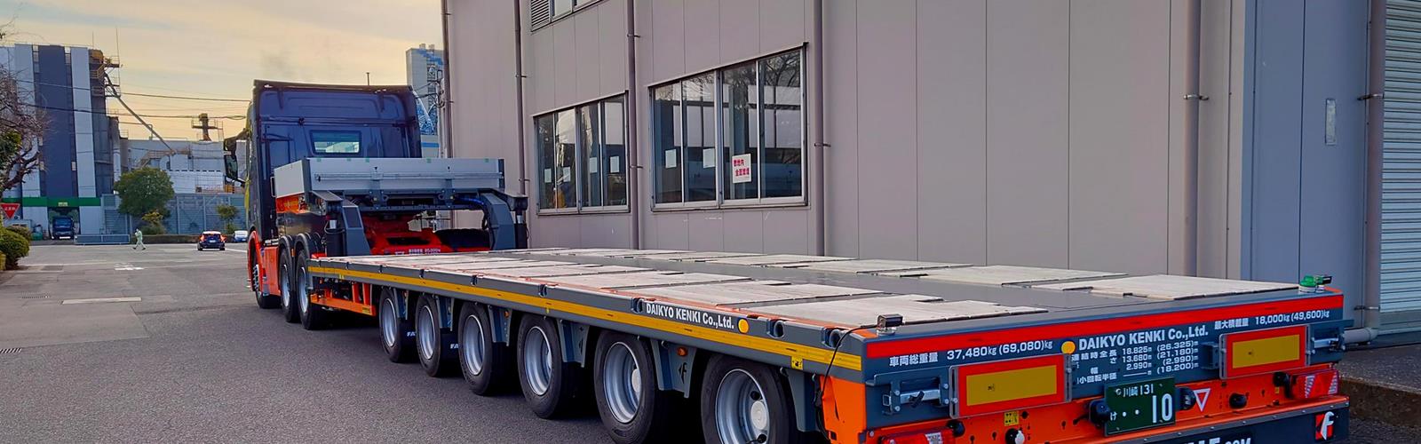 Daikyo Kenki Co., Ltd. moves different machinery on a 6-axle semi low loader through Tokyo