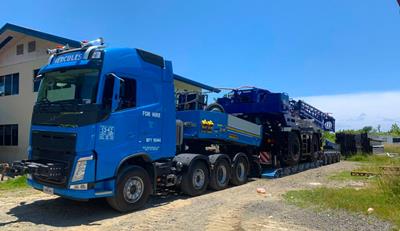 To transport a Tadano mobile crane, the Hercules team puts the CombiMAX together to a 4-axle low bed semi-trailer.