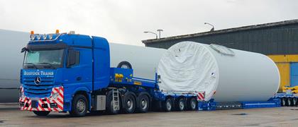 Der Faymonville Tieflader von Rostock-Trans zeichnet sich aus durch seine hydraulisch verbreiterbare Kesselbrücke.