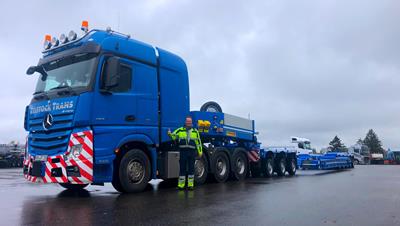 Le plateau à citerne de la semi-remorque extra-surbaissée Faymonville peut être adapté progressivement à la marchandise, depuis une largeur de base de 2 990 mm jusqu'à 4 690 mm.