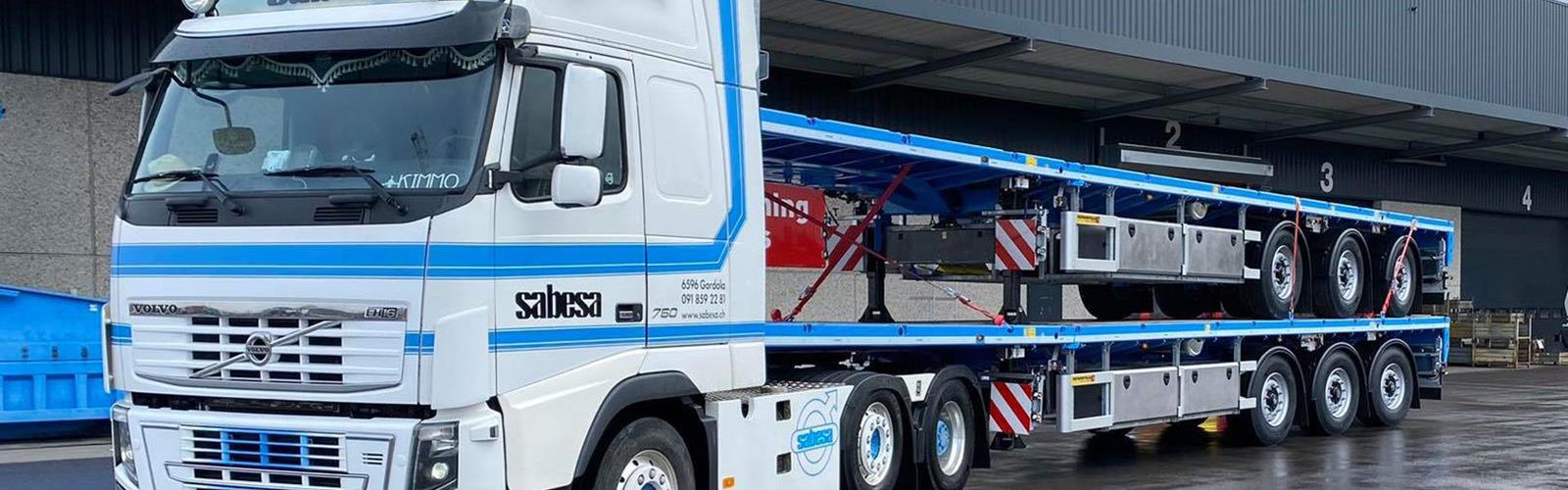 Die Sabesa SA aus dem Schweizer Kanton Tessin erhält zwei neue 3-Achs Plattform-Sattelauflieger von Faymonville für den Transport von vorgefertigten Betonträgern und Schweißkonstruktionen abgeholt.