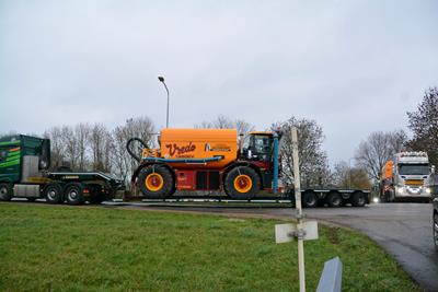 Der grüne Fahrzeugkonvoi besteht aus einem MegaMAX Tiefbettaufieger mit 3 Pendelachsen, zwei zwangsgelenkten 3-Achs Faymonville MegaMAX Tiefbetten und drei 2-Achs MAX510 Tiefbett-Sattelauflieger.