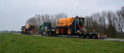 Een reeks van landwouwmachines op diepladers van Faymonville en MAX Trailer