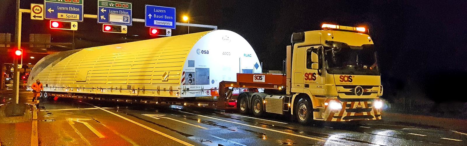 Le levage et l'abaissement maximum du bogie hydraulique de 600 millimètres permettent le franchissement partiel des glissières de sécurité et des panneaux de signalisation avec la charge qui dépasse l