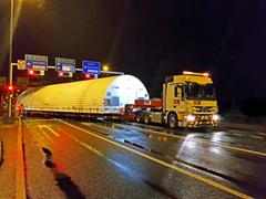 The maximum lifting and lowering of the hydraulic suspension by 600 millimetres enabled crash barriers and road signs to be avoided by the load, which partly protruded by 1.86 metres at the sides.